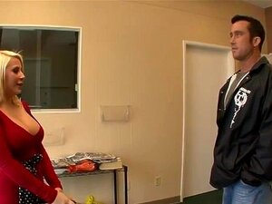 Madison Ivy car broke down and she needed help