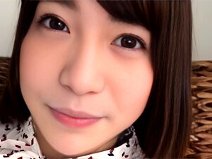 可愛い日本の誘惑者のマンコが舐められ、クローズアップで開かれる